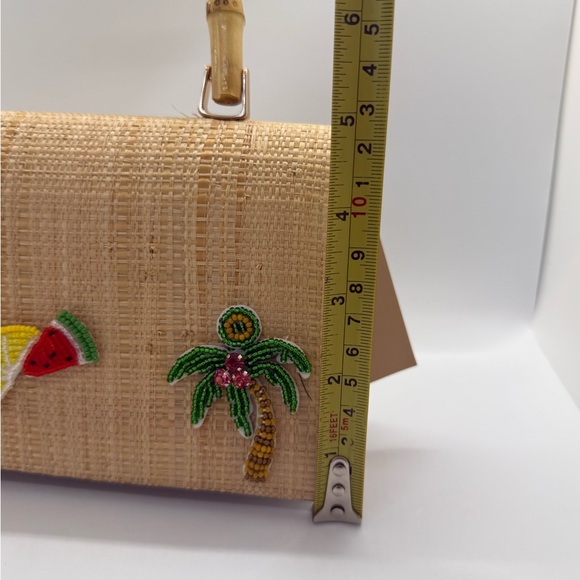 D’ margeaux New York Beige and Gold Chain Bag. Colorful beaded front design. - Picture 10 of 11